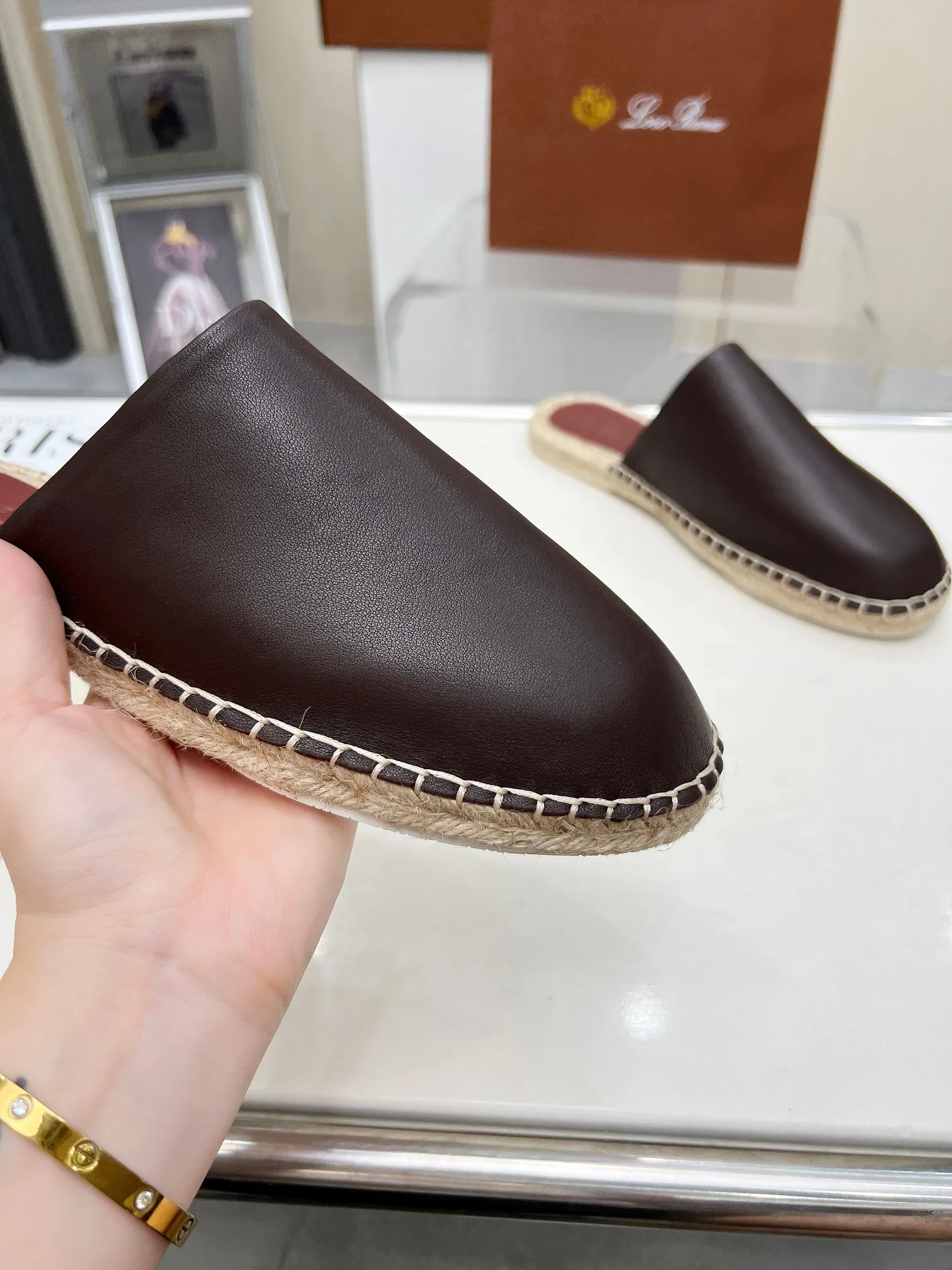 Men's men's shoes 💰520 🧚‍♂️.Loro Piana*👉Top genuine high-end fisherman's shoes and half-drag style👉Buy the original 1:1 copy💯💯💯 Founded the existing Loro Piana company on April 24, 1924. It is now the sixth generation of family business, providing high-quality products to customers who are discerning about taste and quality. ❤️Imported calfskin fabric. The lining is made of A-grade sweat-absorbent and breathable lining. 💯💯💯 Purely handmade. 💯Authentic packaging. Original one-to-one molded outsole. The favorite sandals of Middle Eastern tycoons. Code number: 39-46.